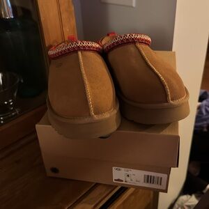UGG Tazz chestnut color slipper big kids version. height: 1”. Slip On